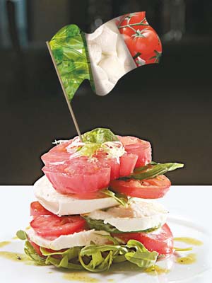 Buffalo Mozzarella cheese with vine tomato and fresh basil<br>這頭盤簡單、美味，Angelini以新鮮優質的材料，簡單地突出原味，綠白紅三色更充滿意國風味。 （C）