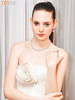 模特兒戴上一系列的心形鑽飾，總值近５千萬。