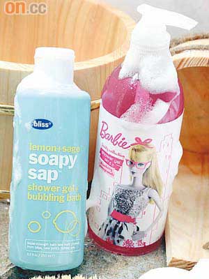 （左）Bliss Lemon+Sage醒神沐浴露 $205（A）<br>（右）Barbie Fruity Collection果樣玩味pH5.5草莓沐浴啫喱 $68（B）