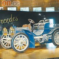 於1902年出廠的Mercedes-Simplex，是首部掛上「Mercedes」名字的汽車。