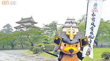 頭頂天守閣的「鷹丸君」，是弘前城的吉祥物，真係幾英！