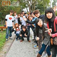 一班台灣學生沿着路軌遺迹邊玩邊拍。
