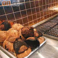 餐廳特設燒烤爐，將椰殼放在爐火之上來烤海鮮，椰香熏在海鮮上更添東南亞風味。