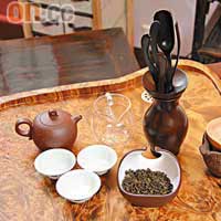 沖茶工具：茶海（裝茶葉的器皿）、茶壺、茶杯、茶具組、公道杯（用作分茶的器皿）及茶漏。