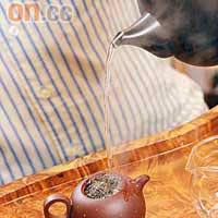 步驟2︰加95度滾水，第一泡主要用來溫潤及打開茶葉。