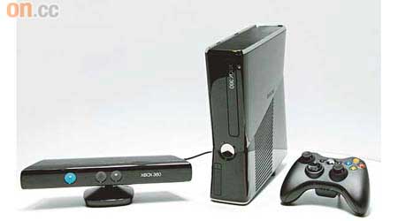 新Slim版Xbox 360全黑色機身，內置250GB硬碟及802.11n Wi-Fi，價錢跟舊120GB版同價；左方則是Kinect視像鏡頭。