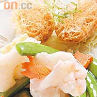 翡翠金銀鮮蝦球<br>一味兩食，挑選最優質的越南海蝦，一方面將蝦肉包芋蓉再炸香，另一方面則以油泡再快炒，各具特色。