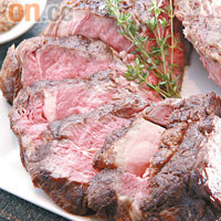Australian Wagyu Steak $880<br>重約1.2公斤的和牛Tomahwak，煮法與穀飼牛一樣，但油花較多，色澤分明，配合帶酸甜味的烤肉醬同吃味道更夾。