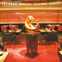 餐廳以「火」為設計概念，用餐環境極富時代感。
