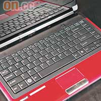 Full Size鍵盤和智能TouchPad，手感和一般桌面電腦差唔多，打得幾舒服。