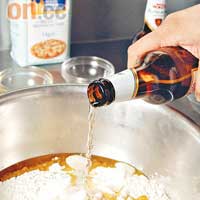 將麵粉混合鹽、糖、酵母、橄欖油，最後加入啤酒用手拌勻。