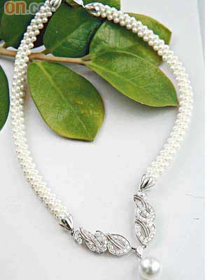頸鏈以Akoya日本珍珠串連成，前端完美地焊接閃爍優雅的鑽石白金葉子，並繫有一顆圓潤亮澤的南洋珍珠吊墜（11.9mm），外形充滿古典味。$259,000