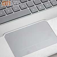 內置Island-Style Backlit背光鍵盤及簡約設計的Clickpad。
