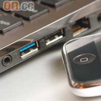 藍色USB屬USB 3.0高速插頭，用來幫iPhone充電比USB 2.0快45%。