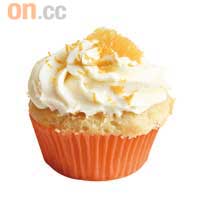 香橙Cupcake $22（b）<br>加入新鮮橙肉打出來的Cream，帶清甜的橙香，蛋糕內同樣混有橙肉，令整體味道更一致。