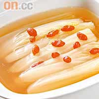 開水白菜 $52<BR>上海津白只選未熟的嫩心部分，以老雞高湯同燉，吸盡高湯的精華，清中見濃極之巧手。