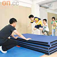 堂上安排小學員練習不同的跳躍方式，以強化他們的空間感及距離感。
