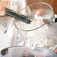 加入冰塊打成碎冰狀，飲用前加入糖水即成。