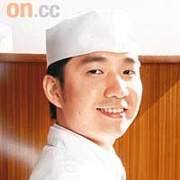 煮持人：鄧逸霖師傅<BR>曾於Ritz-Carlton、榮川等高級日式食府工作，擅長各項日本料理，現為NAHA那霸沖繩料理總廚。