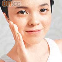 於臉部及頸部均勻塗抹，輕輕按摩便可，更可配合高效透白精華一起使用。