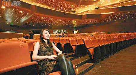 大劇院可容納1,800名觀眾，其充滿弧度的內櫳除了搶眼，也提供更佳音效。