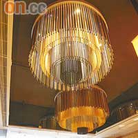 餐廳有型格的鋁管燈、玻璃Feature Wall，配以高高的卡座，感覺很時尚，有別於傳統的日本餐廳。