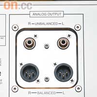 機背的音訊輸出方面除同軸外還備有平衡插口及模擬插口，簡潔分明，屬頂級音響的格式。