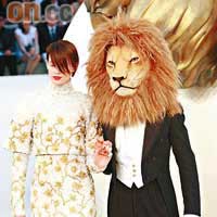 男模特兒戴上獅頭伴着女模出場，鬼馬意念十足。