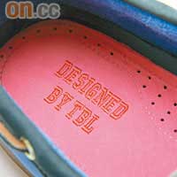 客人可在鞋墊、鞋舌及鞋側繡上字母或數字組成的縮寫。