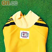 黃色×黑色球衣，大有李小龍風範，拉鏈設計，方便穿着。$250（b）