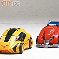 變身戰車的大黃蜂（左）及柯柏文（右），設計成流線外形，充滿科幻感。