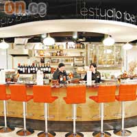 Estudio Iberico採Tapas Bar設計，十多個座位圍着開放式廚房及酒吧，氣氛輕鬆，可跟各人交流聊天。