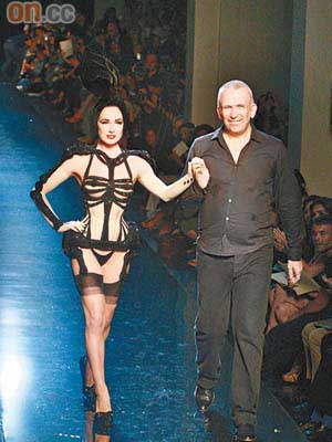 JPG與Dita Von Teese一起謝幕。