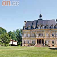 Chateau Lestage內的19世紀古堡，出自Garros之手，充滿拿破崙三世建築風格。