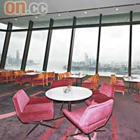 餐廳以三面落地玻璃包圍，讓大家可以用最遼闊的視野觀賞美景。