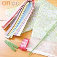 彩麗皮花束所需材料包括彩麗皮12條、鐵線12條、透明花紙一張、皺紙一張、綠色膠紙條12條。