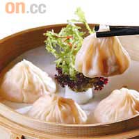 上海小籠包 $26/四件<BR>數最受年輕人愛戴的上海菜，必定非小籠包莫屬，皮薄小籠包包着的肉餡鮮味而肉湯豐腴。