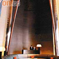 大堂算是酒店中設計最花巧的部分，超高樓底下有多條呈弧度的支柱交纏來點綴空間。