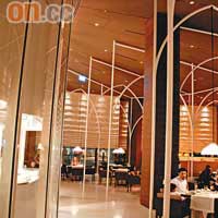 Armani/Amal採用半開放式廚房設計，而餐廳內高至天花的吊架裝飾相當有型。