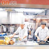 來自新加坡的韓勝豐（左）及賴育祥師傅帶來秘製的地道星馬菜餚，他們更會長駐香港店監製出品。