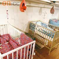 二樓主要售賣由歐洲入口的嬰兒床。 