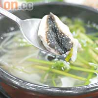 雞泡魚湯用魚肉跟葱花熬成，鮮甜無比。