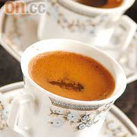 土耳其咖啡 $12<br>味道偏酸，咖啡味不是太濃，卻多了一份煙草的香味，提神功效一流，以精緻傳統的土耳其咖啡杯盛載，一小杯已夠回味。