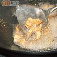 白鱔炸至黃金色後回鑊再炸一次後隔油。將炸好的鱔片用醬料炒勻即成。