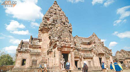 高棉式建築帕儂藍寺，受鄰近老撾與高棉的影響，殿身雕工精巧妙絕。