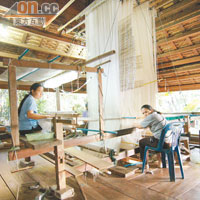 泰國皇家織錦布機比一般的大上一倍，而且分兩層，由4人操作。