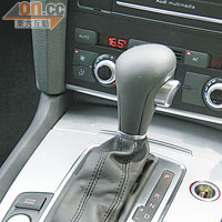 波棍後方設有MMI按鈕，可控制音響、行車模式等設定。