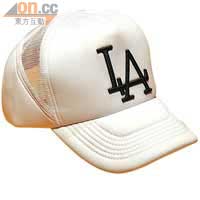 為防炒風，4A Cap帽必須連T恤一起買，帽$450，T恤$530。