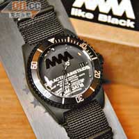 4A Watch不大不小，是阿葛最愛的Size，弧形玻璃表面更是不惜工本製作，售$2,300。