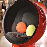 Eero Aarnio設計的經典Ball Chair，$53,820。